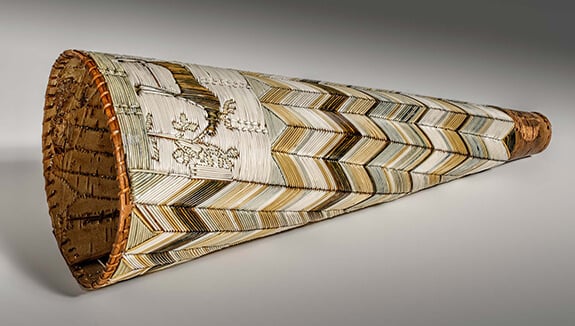 Photographie d'un cornet d'écorce pour la chasse à l'orignal recouvert de motifs décoratifs en piquants de porc-épic.