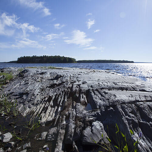 Série de photographies représentant l'environnement du site Kejimkujik : lac, forêt et rocher