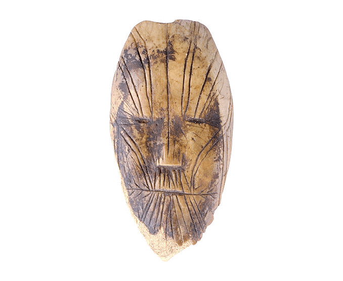 Photographie d'une masquette sculptée dans l'ivoire de morse