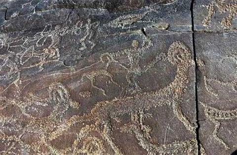 Boucs et figure humaine tenant un fouet, gravés dans la pierre en faisant de petits points.