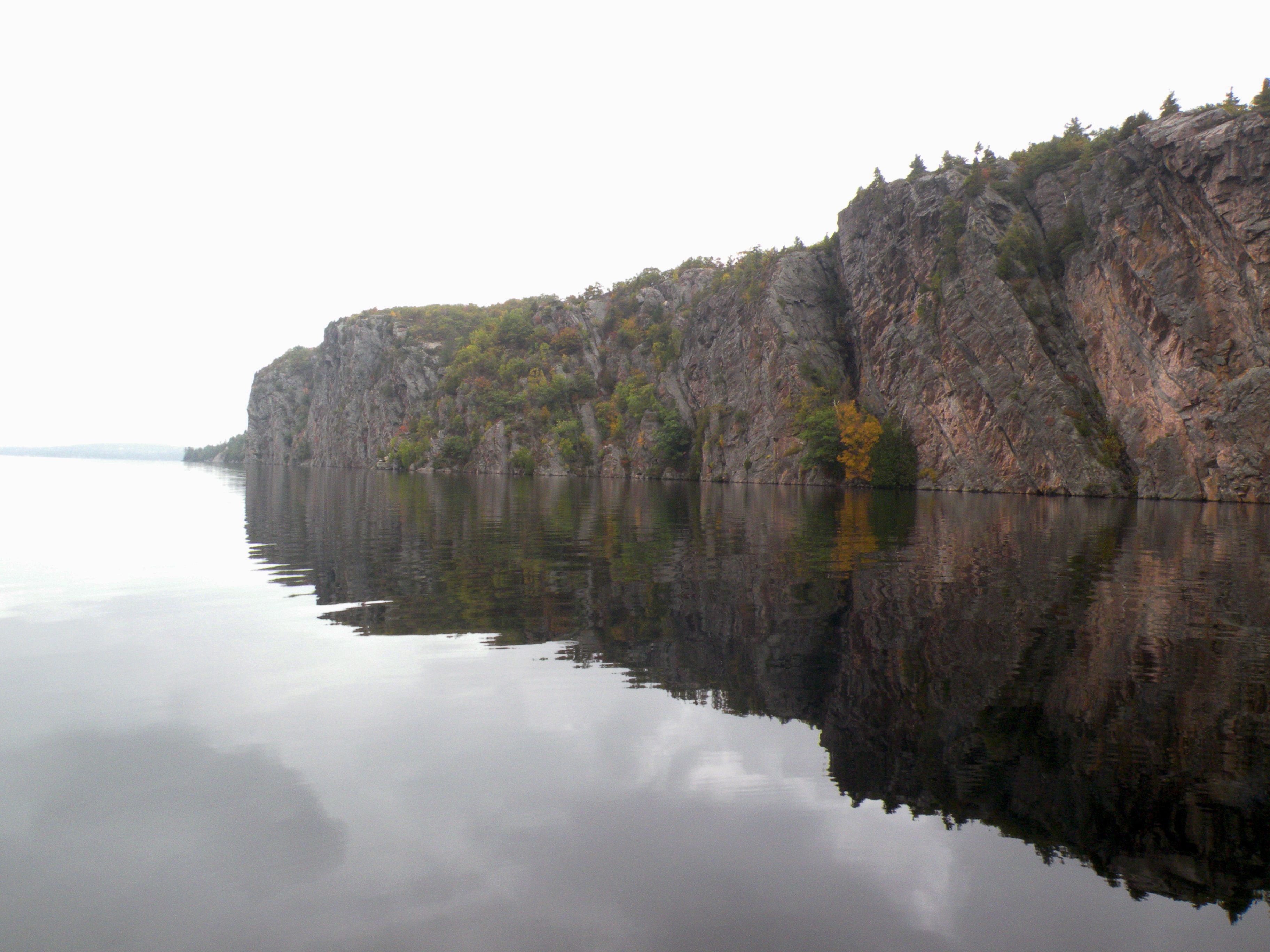 Photograph of the huge cliff at the Bon Echo site on Lake Mazinaw, Ontario. Rising up to 100 metres above the lake and extending for 1.5 kilometres, this place has more than 260 pictographs.