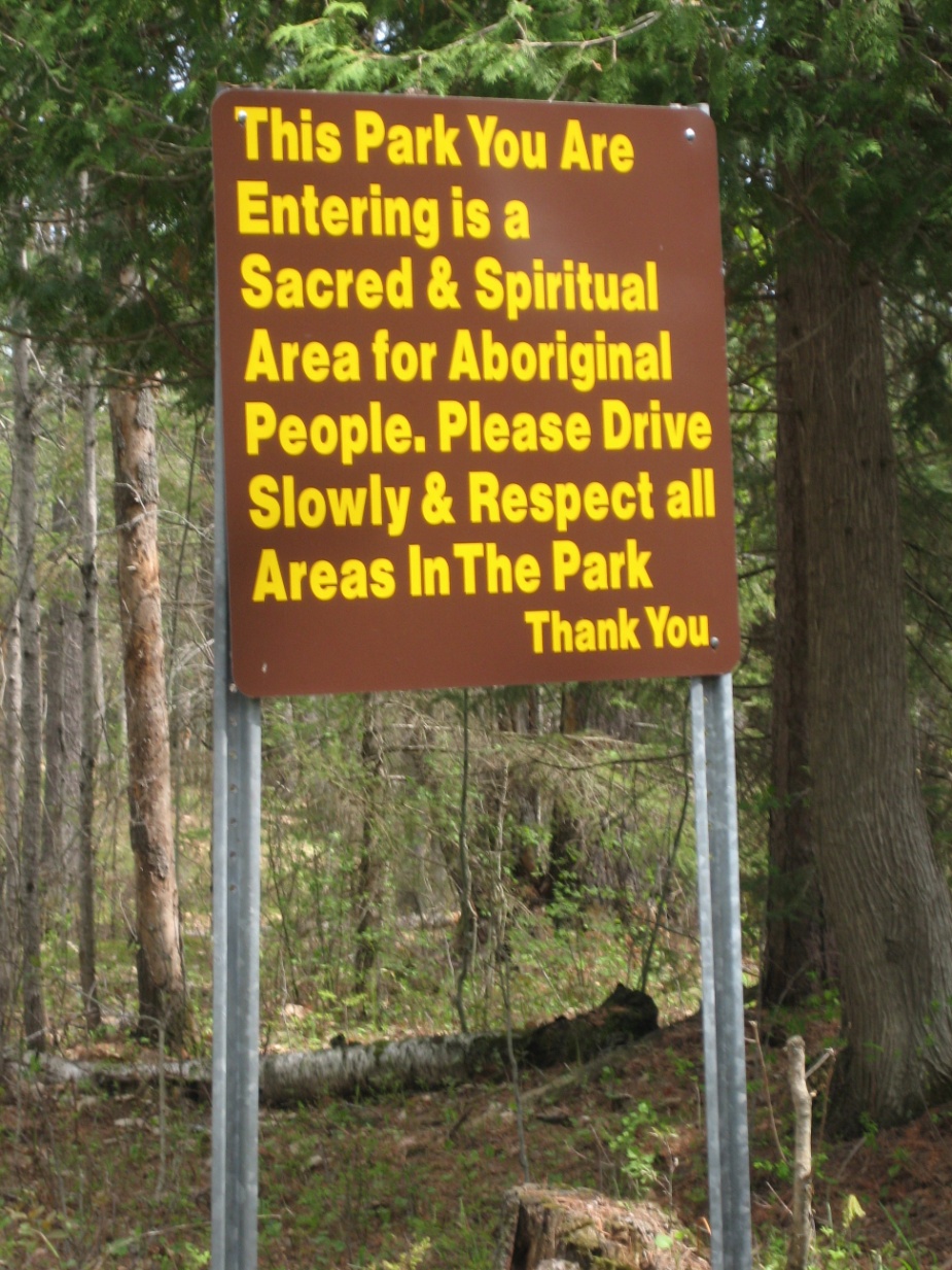 Photographie d'un panneau à l'entrée du Parc provincial de Petroglyphs indiquant aux visiteurs que l'endroit est un lieu spitituel et sacré pour les Autochtones