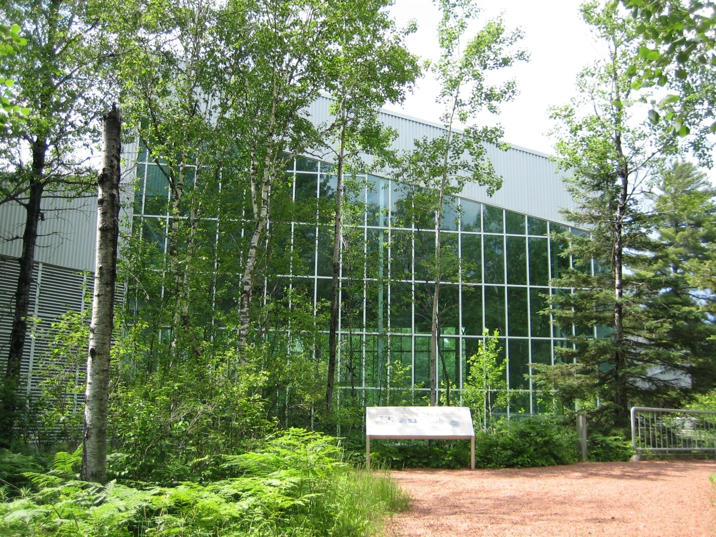 Photographie de l'édifice recouvrant le site de Kinoomaagewaabkong (Peterborough Petroglyphs) en Ontario, Canada