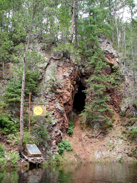 Photographie d'un lieu nommé Porte de l'Enfer, reconnu comme un site d'approvisionnement en ocre rouge le long de la rivière Mattawa