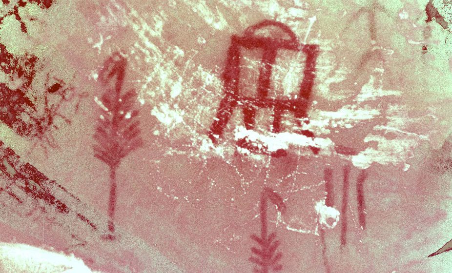 Mystic Cave en Alberta. Image qui pourrait représenter un anthropomorphe accroupi au corps carré et de bâtons à plumes.