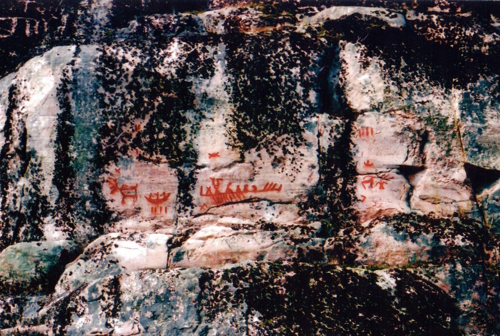 Site de Paimusk Creek au Manitoba. Plusieurs peintures rupestres se côtoient en ce lieu, dont un caribou ou un orignal mâle, un canoë avec trois occupants, un Oiseau-Tonnerre et des motifs géométriques plus ou moins complexes.