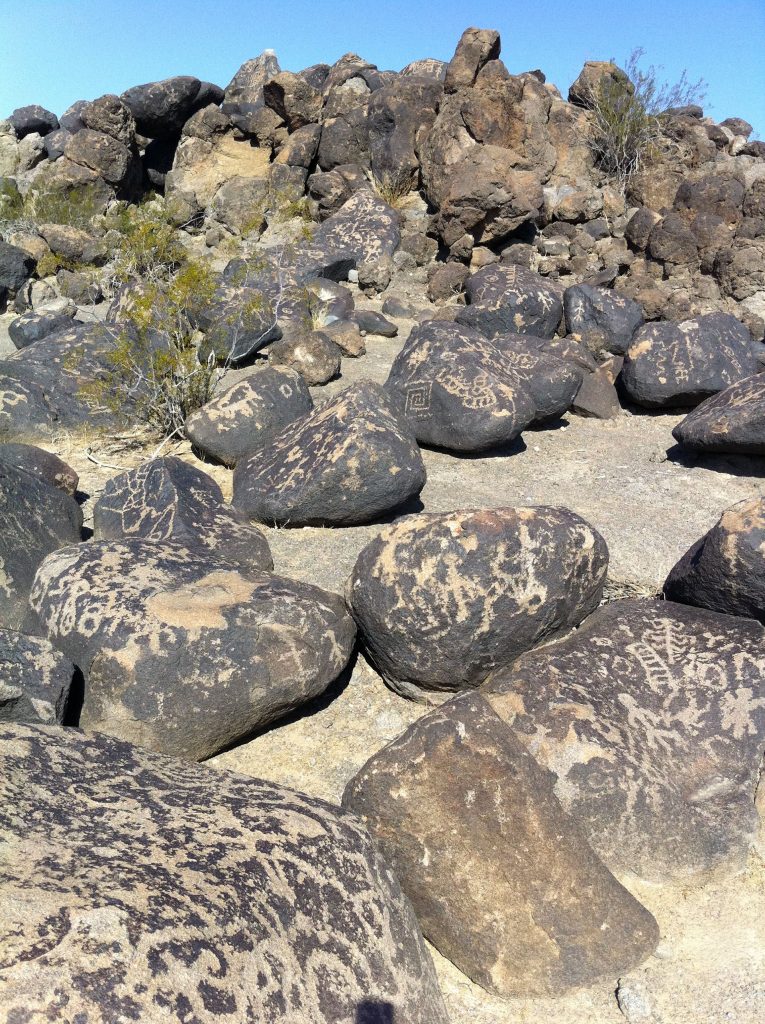 Illustration de pétroglyphes représentant de multiples blocs erratiques ornés de figures hybrides. Site « Pictograph Rock », Arizona, États-Unis d’Amérique.