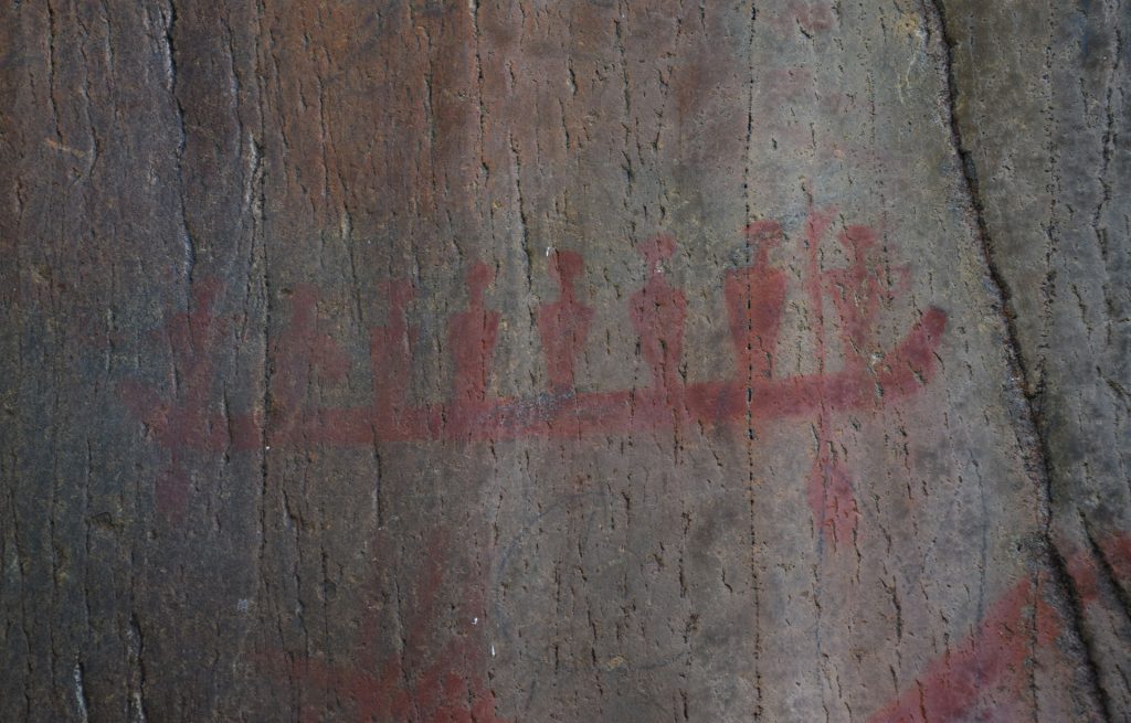 Peinture rupestre de Pictured Lake en Ontario. On peut y voir une remarquable représentation d'un canoë avec huit occupants, dont deux qui tiennent des pagaies.