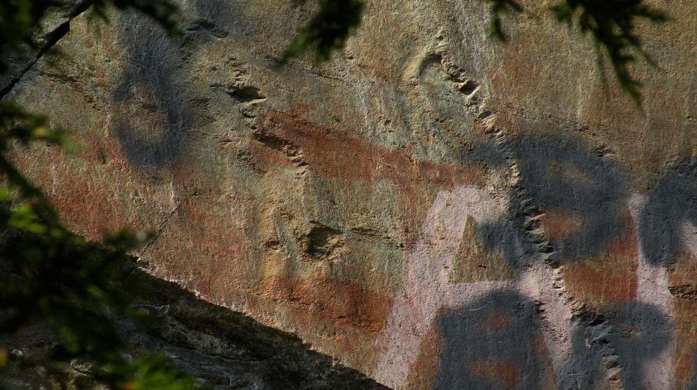 Photographie d'un motif peint, possiblement un esturgeon, sur le Rocher à l’Oiseau au Québec.