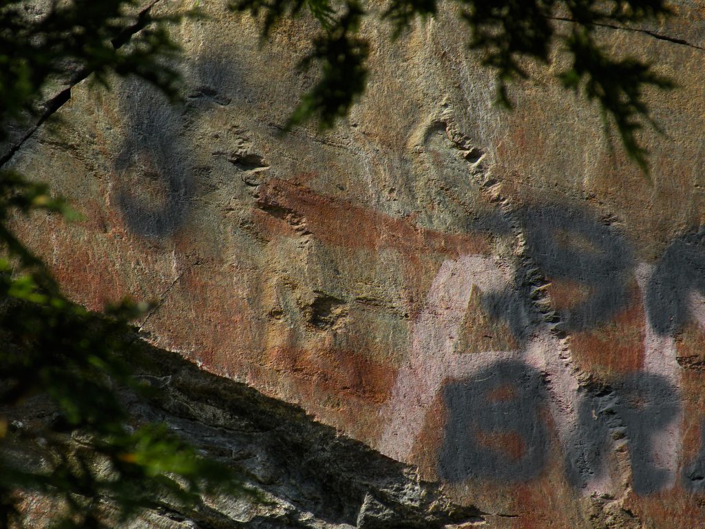 Photographie d'un motif peint, possiblement un esturgeon, sur le Rocher à l’Oiseau au Québec.