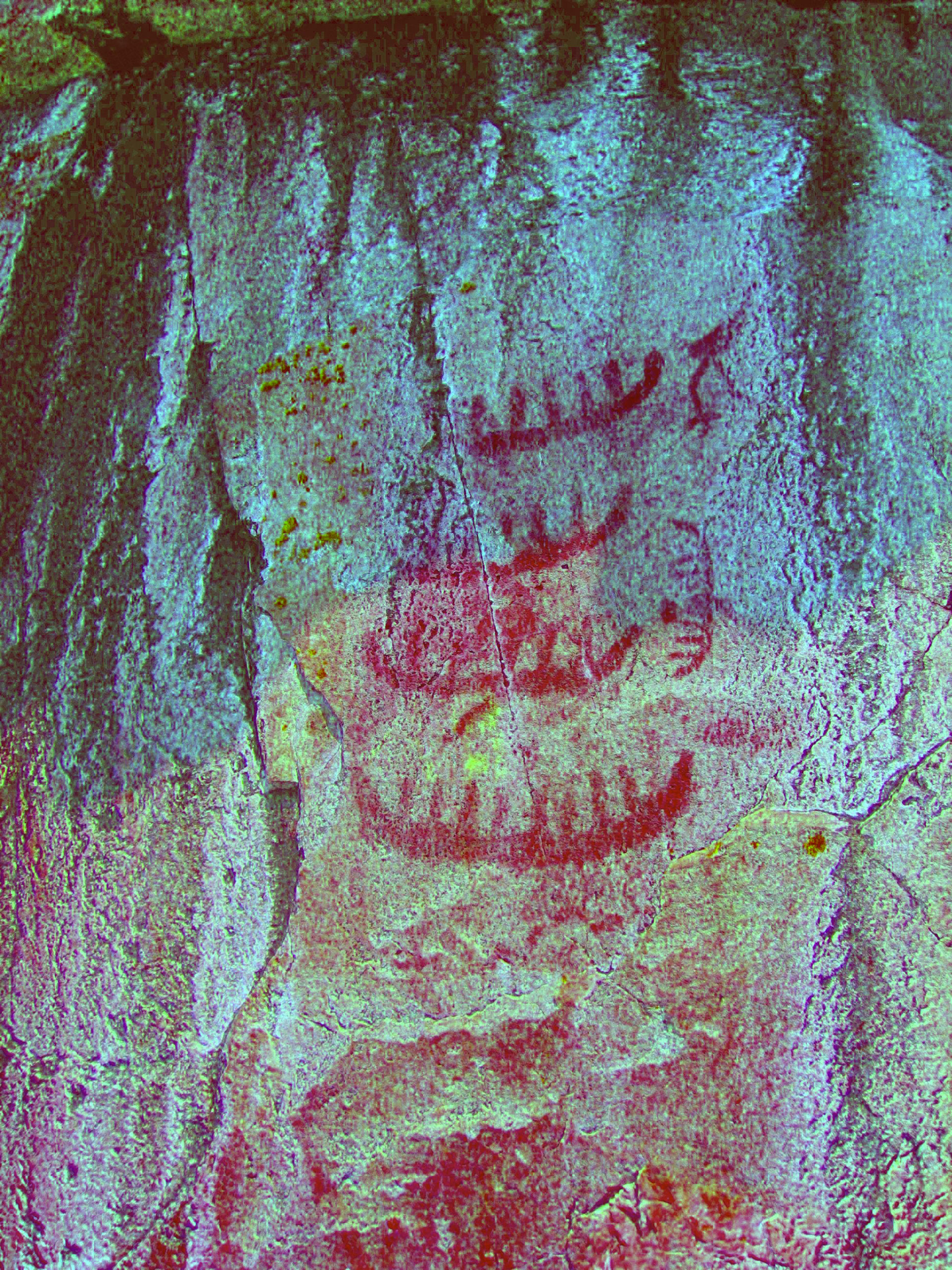 Photographie de peintures rupestres situées sur le site d'Agawa Bay, en Ontario. Les images rehaussées avec DStretch présentent une série de canoës et d'animaux totémiques tels que la grue, l'aigle ou l'Oiseau-Tonnerre et le castor.